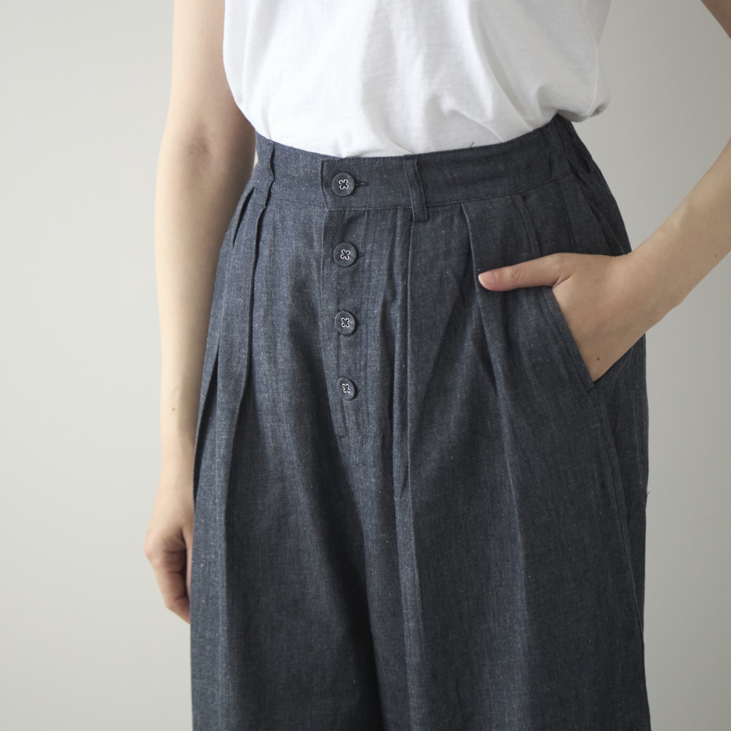 TUTIE./コットンリネンデニムタックパンツ